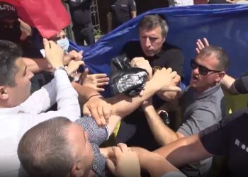 Momentul în care Dorin Chirtoacă încearcă să agreseze un deputat PSRM, dar primește o palmă peste față | VIDEO