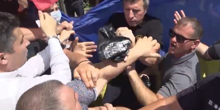 Momentul în care Dorin Chirtoacă încearcă să agreseze un deputat PSRM, dar primește o palmă peste față | VIDEO