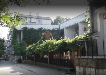 Demolare cu scandal a restaurantului «Sănătate» din Capitală. Locatarii din preajmă s-au trezit fără balcoane și cu izolarea termică distrusă. Reacția administratorului localului | VIDEO