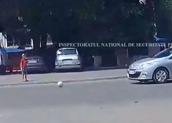 La un pas de tragedie. Un copil a scăpat mingea pe șosea, printre mașini | VIDEO