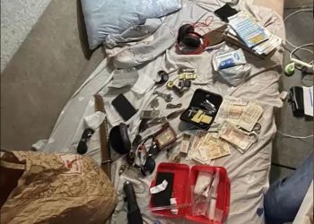 Droguri în valoare de 30 000 lei, ridicate de polițiști și procurori, acasă la un recidivist | VIDEO
