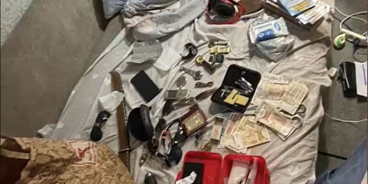 Droguri în valoare de 30 000 lei, ridicate de polițiști și procurori, acasă la un recidivist | VIDEO