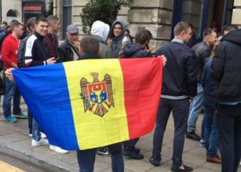 С флагами, исполнением гимна и молдавской хоры. Как прошло голосование за рубежом | VIDEO