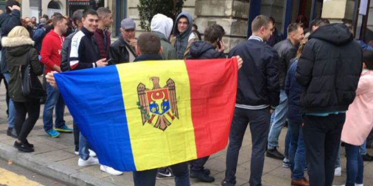 С флагами, исполнением гимна и молдавской хоры. Как прошло голосование за рубежом | VIDEO