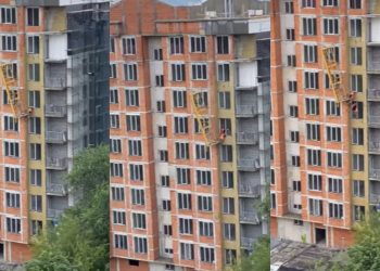 Imaginile șocante: Un muncitor a fost la un pas să cadă de la etajul șase al unui bloc aflat în construcție din capitală | VIDEO