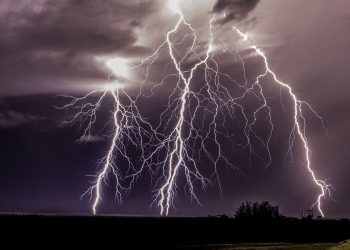 11 oameni au murit loviți de trăsnet în timp ce își făceau selfie în ploaie, în vârful unui turn de observație | VIDEO