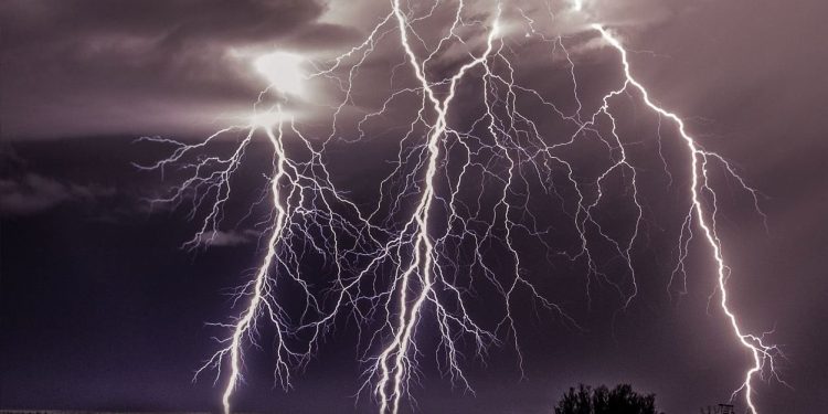 11 oameni au murit loviți de trăsnet în timp ce își făceau selfie în ploaie, în vârful unui turn de observație | VIDEO