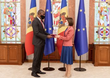 Ambasadorul SUA, Dereck J. Hogan, decorat de Maia Sandu cu „Ordinul de Onoare” cu prilejul încheierii mandatului în R. Moldova