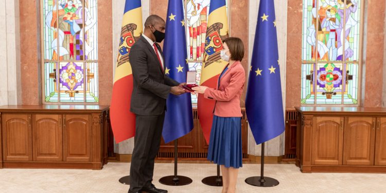 Ambasadorul SUA, Dereck J. Hogan, decorat de Maia Sandu cu „Ordinul de Onoare” cu prilejul încheierii mandatului în R. Moldova