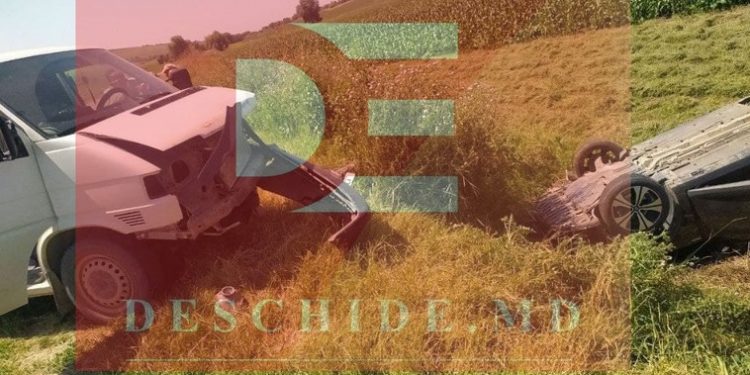 Un microbuz a răsturnat un automobil, la Hîncești | FOTO