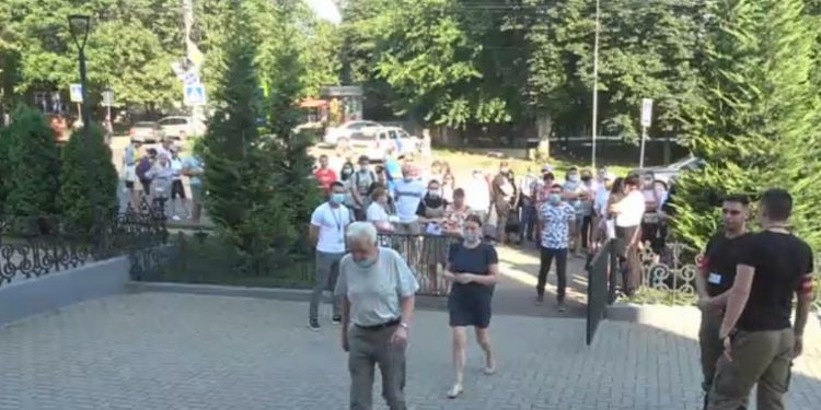 Cozi uriașe la maratonul universitar de vaccinare. Se face rapelul cu AstraZeneca și vaccinarea cu Johnson&Jonhson