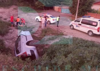 O mașină s-a răsturnat într-o râpă, la Anenii Noi. Sunt victime | FOTO