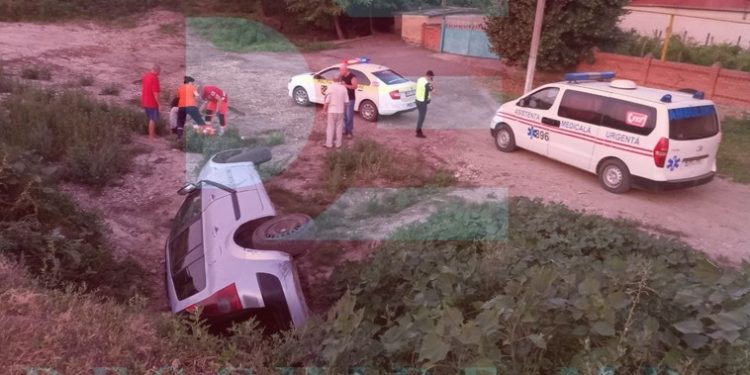 O mașină s-a răsturnat într-o râpă, la Anenii Noi. Sunt victime | FOTO
