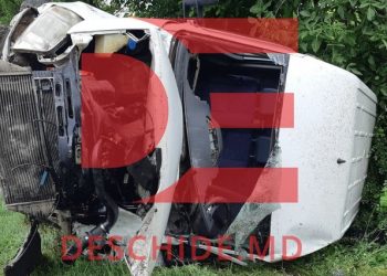 Grav accident cu implicarea unui microbuz, la Căușeni. Un tânăr de 18 ani a murit pe loc, iar altul – transportat la spital | FOTO