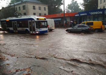 Dificultăți de circulație în Capitală: Mai multe troleibuze se rețin