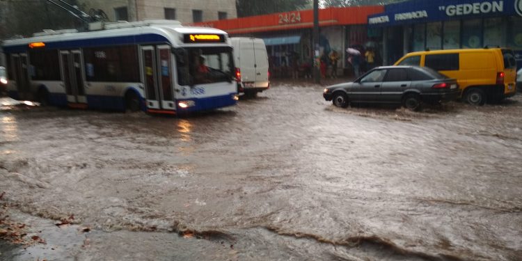 Dificultăți de circulație în Capitală: Mai multe troleibuze se rețin