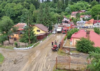 Imaginile dezastrului lăsat în urmă de viituri, în România. Un oraș întreg este acoperit de mâl | VIDEO