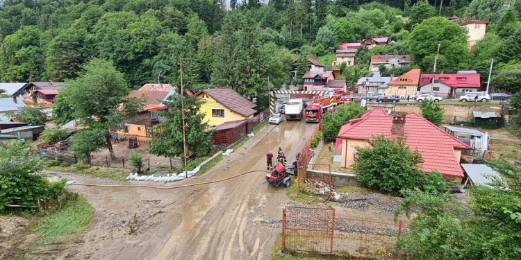 Imaginile dezastrului lăsat în urmă de viituri, în România. Un oraș întreg este acoperit de mâl | VIDEO