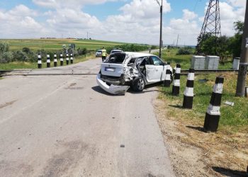 Un automobil, strivit de o locomotivă pe traseul Basarabeasca-Comrat