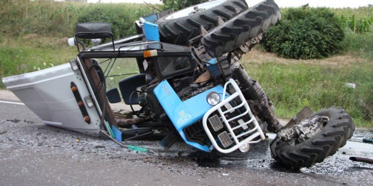 Un polițist ar fi provocat un accident violent, în raionul Florești. Două persoane au ajuns la spital