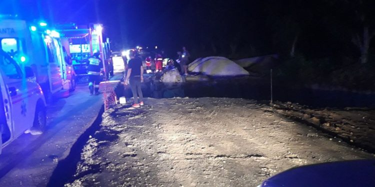 Accident la Hâncești: 2 mașini s-au prăbușit într-o groapă. Sunt victime | VIDEO