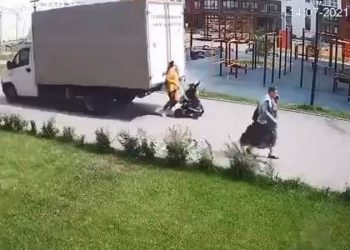 O mamă cu doi copii din oraşul rus au ajuns sub roțile unui camion marfar | VIDEO