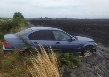 Cu BMW-ul „la arat”: O șoferiță a ajuns cu bolidul într-un câmp. Patru persoane, spitalizate