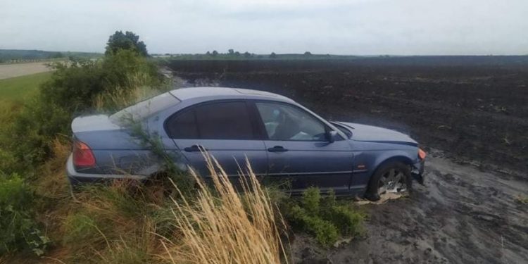 Cu BMW-ul „la arat”: O șoferiță a ajuns cu bolidul într-un câmp. Patru persoane, spitalizate