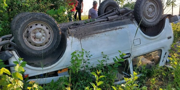 Un cuplu de bătrâni a ajuns la spital după ce mașina în care se afla s-a răsturnat