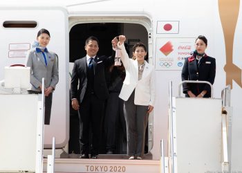 Flacăra olimpică a ajuns la Tokyo. ceremonia a avut loc pe un stadion pustiu și tribune goale | VIDEO