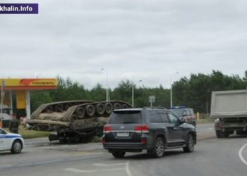 Un tanc de 46 de tone s-a răsturnat pe o șosea din Rusia | VIDEO