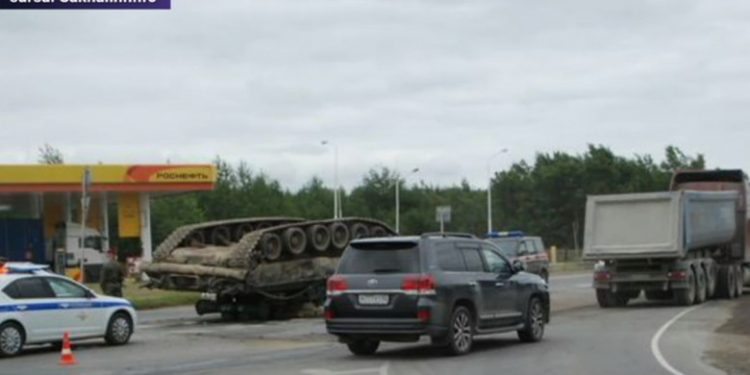 Un tanc de 46 de tone s-a răsturnat pe o șosea din Rusia | VIDEO