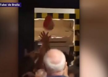 România: Îmbulzeală și bătaie într-un hipermarket: Vânzătoarea aruncă din depozit pui către clienții care se ceartă