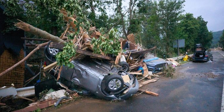 Români și bulgari au fost prinși la furat în zonele afectate de inundații din Germania. Martorii au povestit că au venit cu dubele