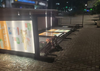 Furtuna a făcut ravagii, în capitală. Mai mulți șoferi s-au pomenit cu mașinile distruse, iar unele locuințe rămas fără izolare termică | VIDEO