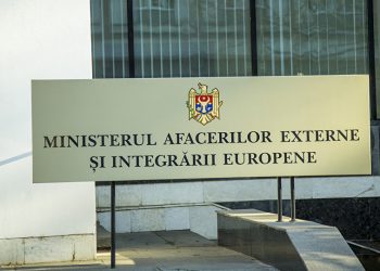 Cu steaguri, interpretând imnul de stat și dansând hora națională. Cum s-au desfășurat alegerile în diasporă | VIDEO