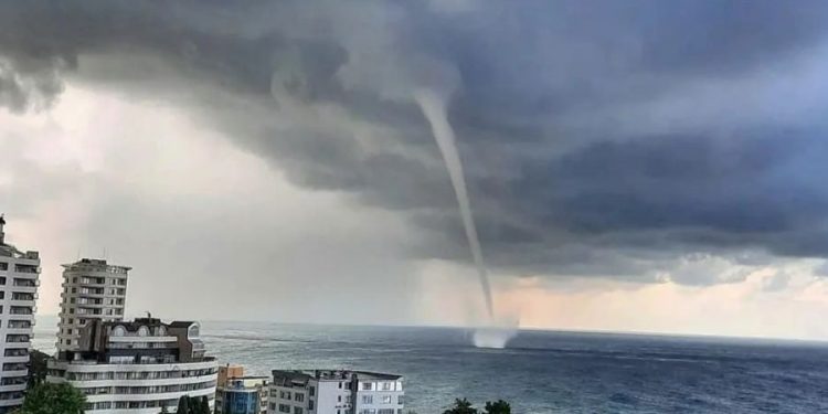 Возле берега Черного моря в Сочи прошел смерч | VIDEO