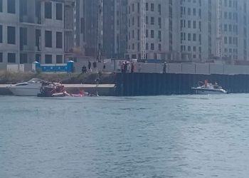 Катер с людьми врезался в бетонное ограждение в Петербурге