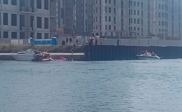 Катер с людьми врезался в бетонное ограждение в Петербурге