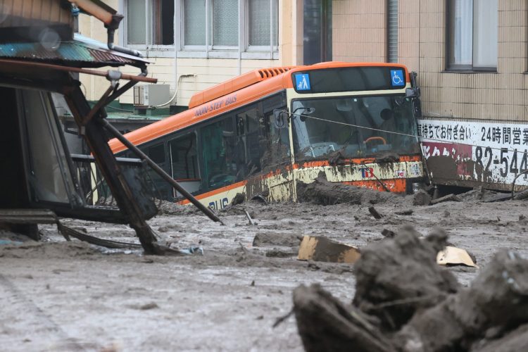 Imagini catastrofale în Japonia. Salvatorii au îndepărtat noroiul cu buldozerul pentru a căuta supraviețuitori | FOTO