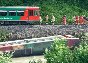Un tren cu zeci de copii la bord s-a prăbușit într-un râu, în Austria. Sunt cel puțin 10 răniți