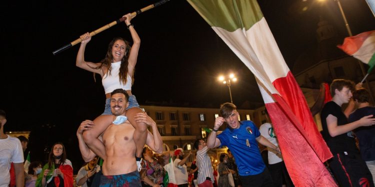 Cum au sărbătorit italienii calificarea Italiei în finala EURO 2020. Străzile din Roma și Milano s-au umplut de suporteri | VIDEO