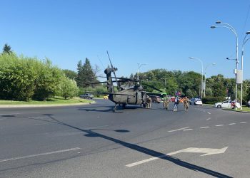 București: Un elicopter Black Hawk american a aterizat forţat în piaţa Charles de Gaulle | VIDEO