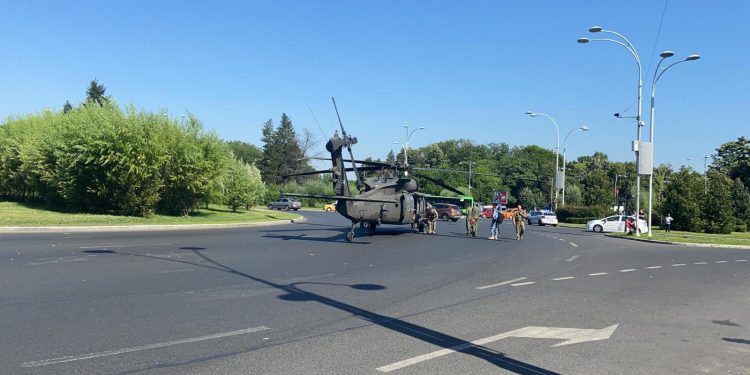 București: Un elicopter Black Hawk american a aterizat forţat în piaţa Charles de Gaulle | VIDEO