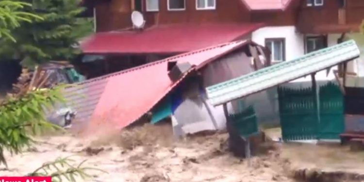 România: Momentul în care acoperișul terasei unei pensiuni din județul Argeș este smuls de ape | VIDEO