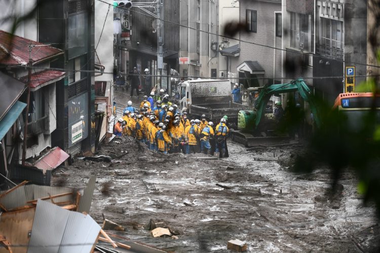 Imagini catastrofale în Japonia. Salvatorii au îndepărtat noroiul cu buldozerul pentru a căuta supraviețuitori | FOTO