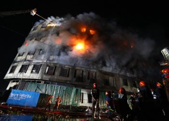 Cel puțin 52 de morți în urma unui incendiu la o fabrică din Bangladesh. Muncitorii au sărit de la etaj pentru a se salva