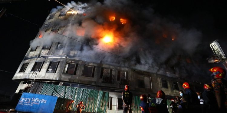 Cel puțin 52 de morți în urma unui incendiu la o fabrică din Bangladesh. Muncitorii au sărit de la etaj pentru a se salva