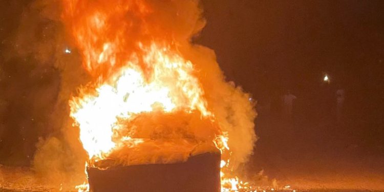 O Tesla de 129.000 de dolari, cumpărată de 3 zile, a luat foc în timpul mersului, cu proprietarul la volan