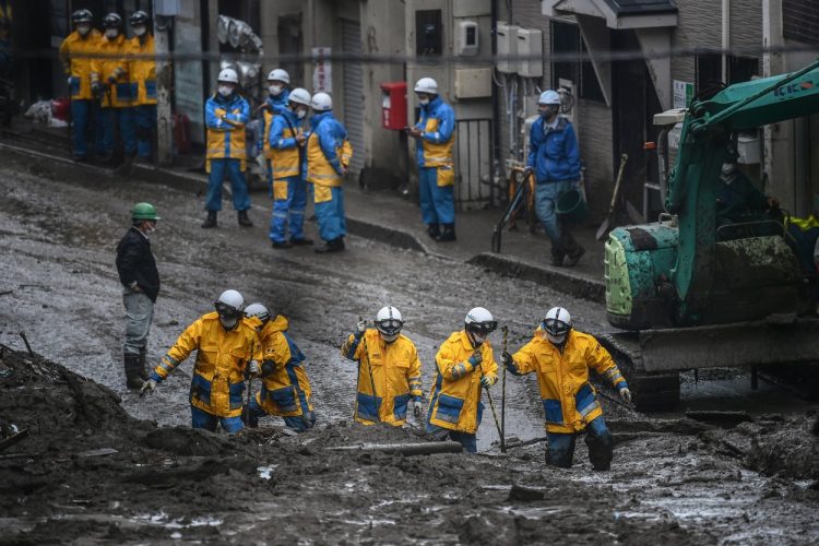Imagini catastrofale în Japonia. Salvatorii au îndepărtat noroiul cu buldozerul pentru a căuta supraviețuitori | FOTO
